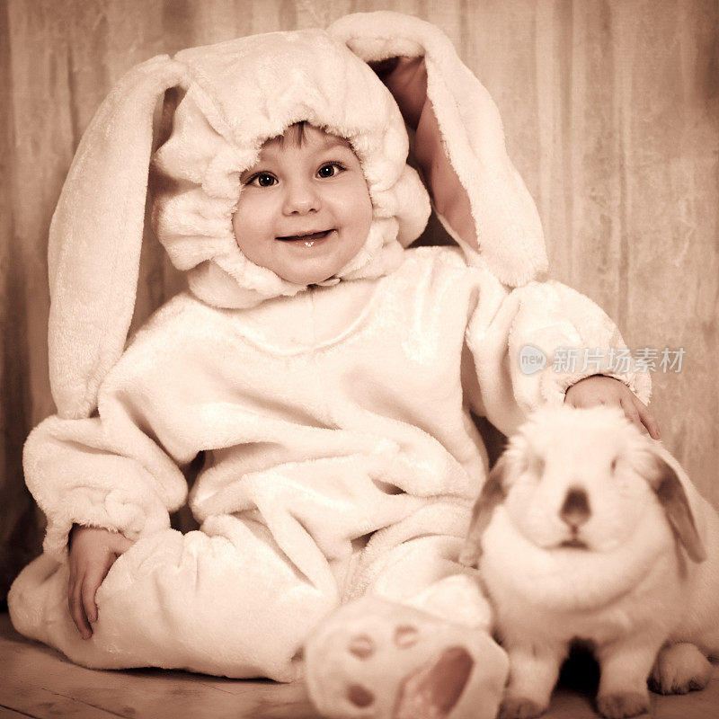 可爱的宝宝和复活节兔子