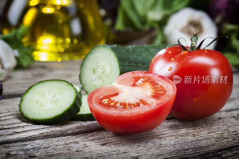 新鲜西红柿黄瓜沙拉木器蔬菜