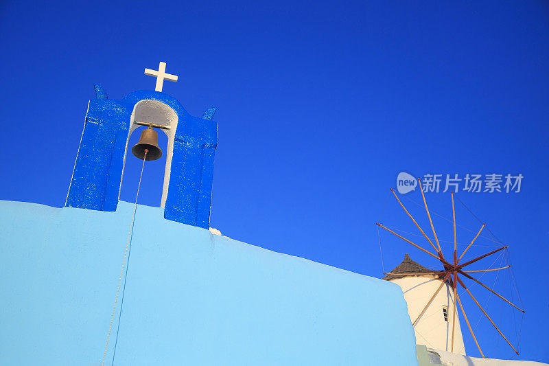 希腊圣托里尼岛伊亚的钟楼和风车