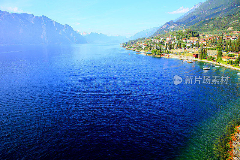 意大利加尔达湖天堂全景日落:阿尔卑斯山放松景观，马尔切辛
