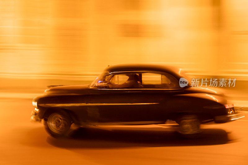 古巴哈瓦那，老式美国车在夜晚超速行驶