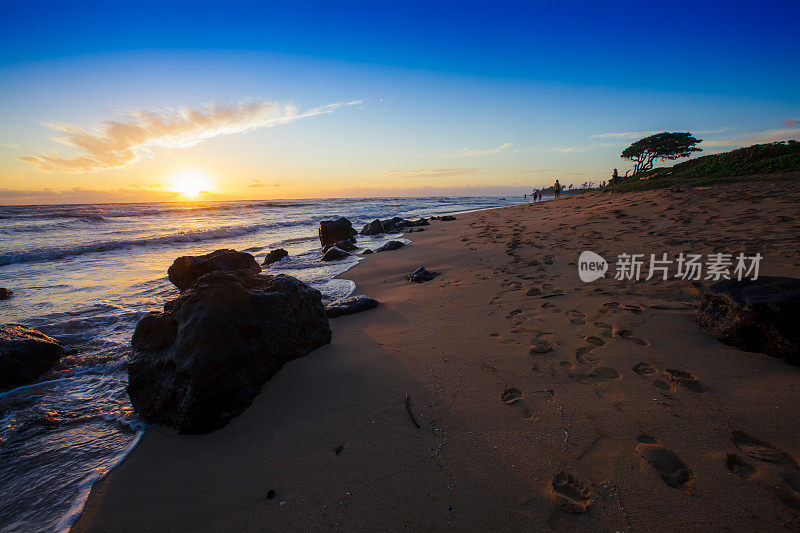 日落时夏威夷海滩的海岸线