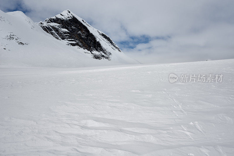 穿越积雪覆盖的天王星冰川接近天王星山峰