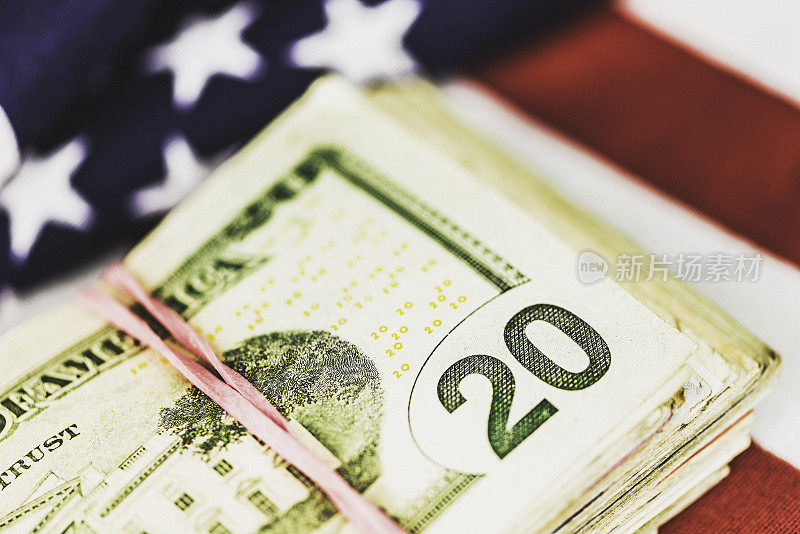 二十美元纸币堆在美国国旗上