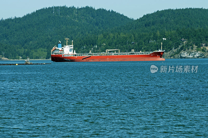 一艘船停泊在普吉特海湾的炼油厂