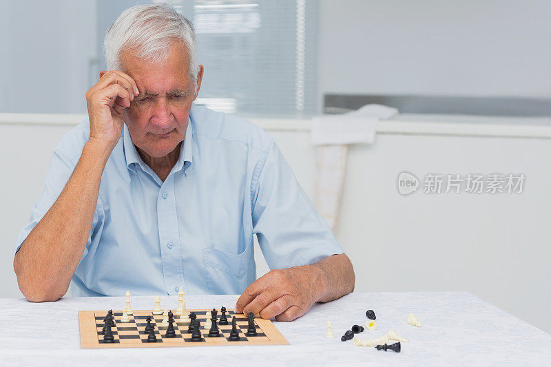 独自下棋的老人