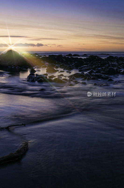 带耀斑的潮湿海滩