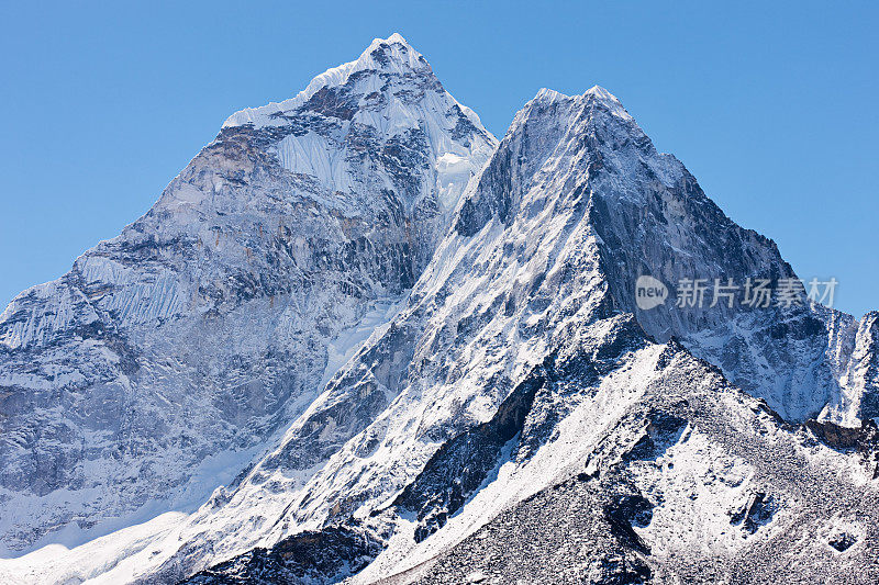 位于尼泊尔喜马拉雅山的阿玛达布兰山