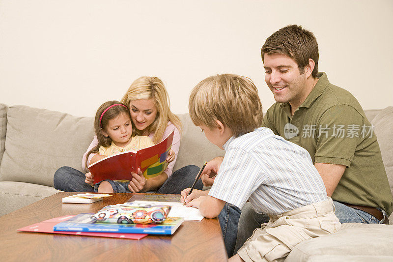 沙发上的家庭阅读和活动