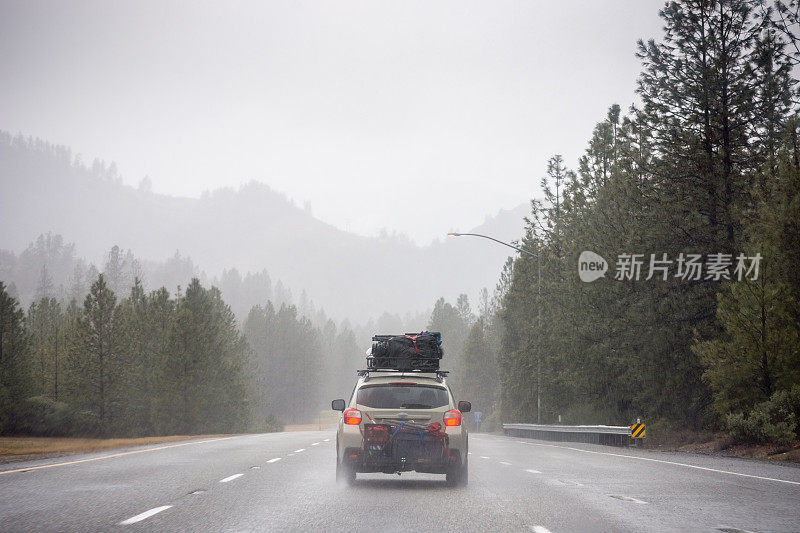 下着雨的太平洋西北公路之旅满载家庭汽车