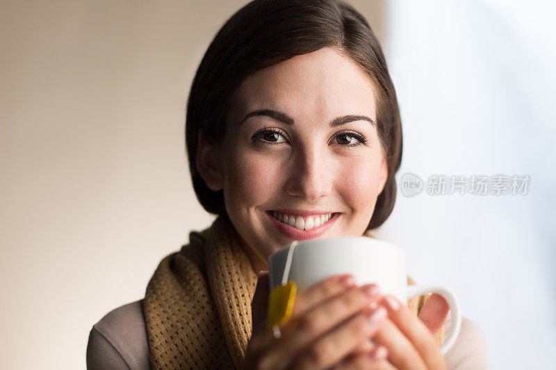 拿着茶杯微笑的女人