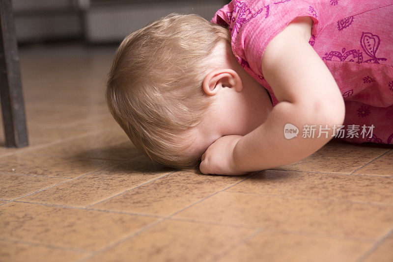 小孩躺在地上哭