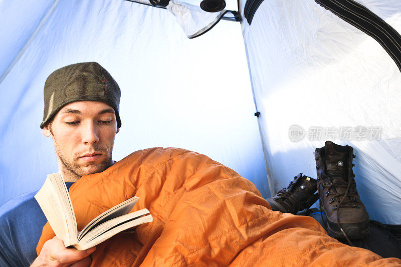 在帐篷里看书