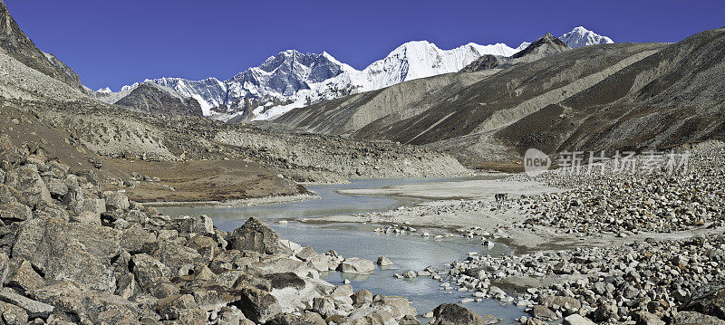 珠穆朗玛峰俯瞰遥远的山、湖、荒野，尼泊尔喜马拉雅山全景