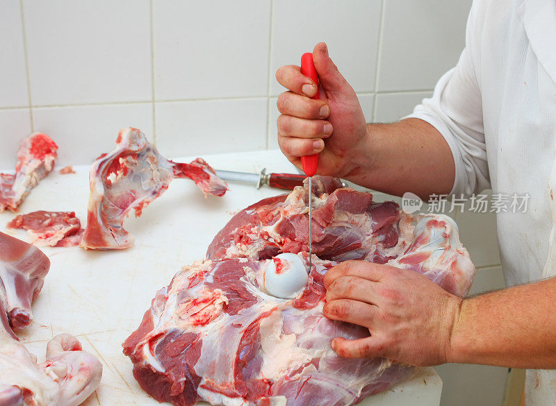 屠杀……屠夫正在把小牛肉切成薄片