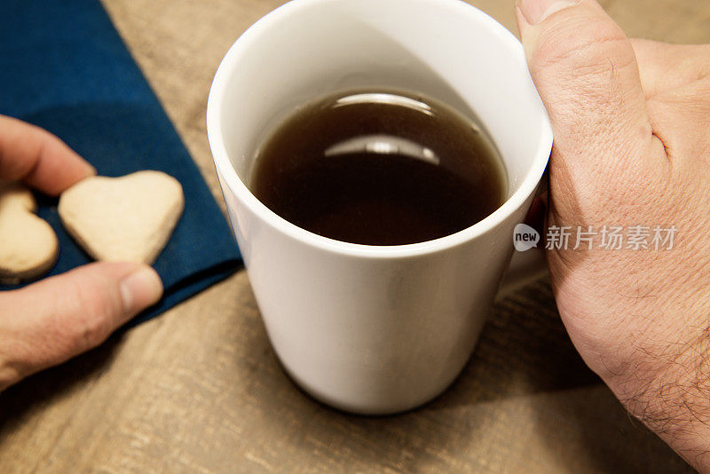 木桌上放着一杯茶