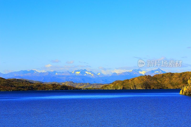 佩霍蓝湖日出-托雷斯·德尔·潘宁山丘，巴塔哥尼亚