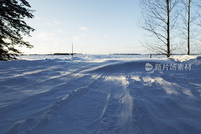 明尼苏达州的冬天——冬天，乡间车道上飘着积雪