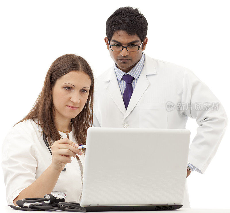 医生学生在看笔记本电脑