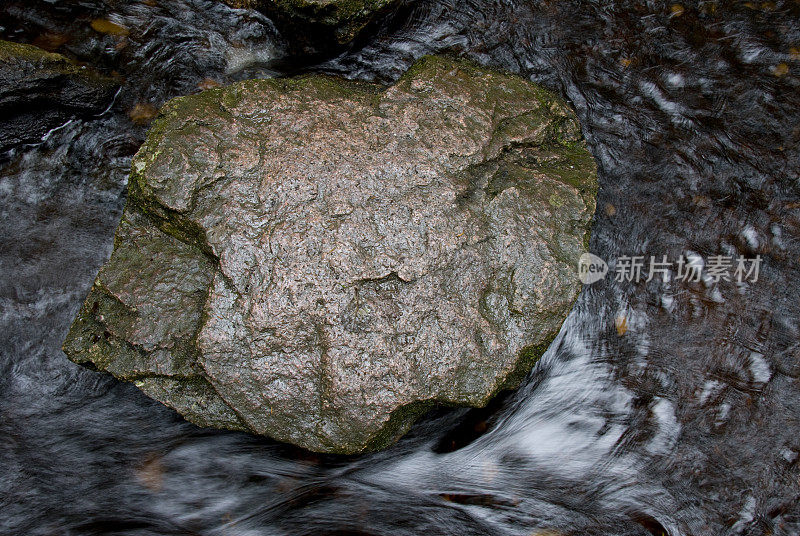 河流中的坚固岩石