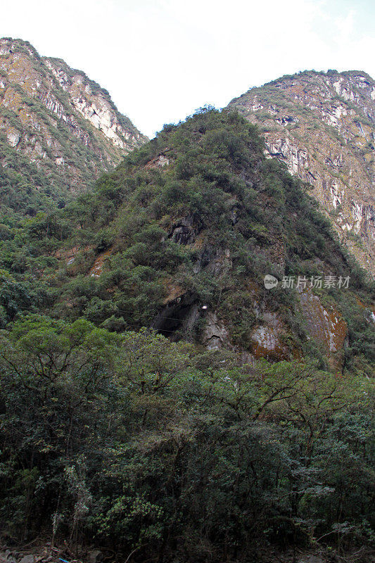 秘鲁:阿瓜斯卡连特斯地区的安第斯山脉