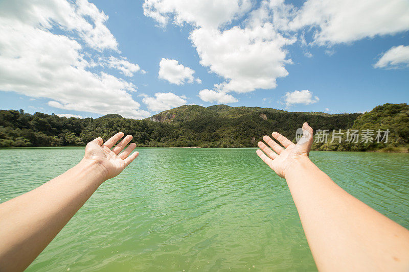 女人的手臂伸向Rotowhero湖(绿色湖)