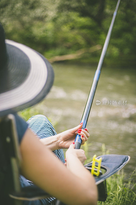 在河里钓鱼的女人