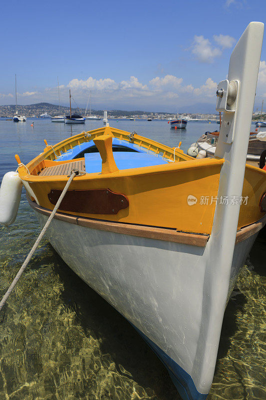 昂蒂布的奥利维特港的传统渔船