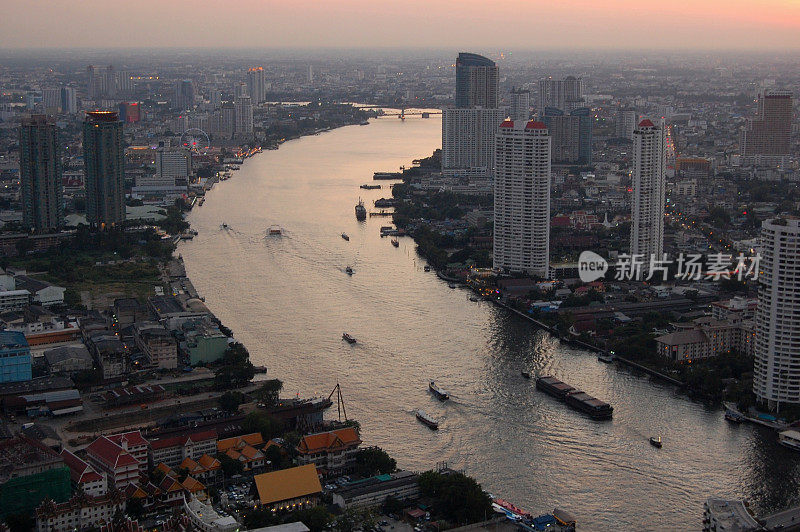 夕阳下的曼谷天际线，泰国