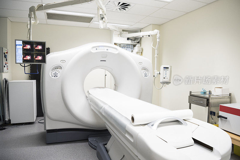 在医院使用CT扫描仪和监视器