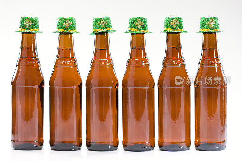 六瓶装啤酒，戴着圣帕特里克三叶草帽