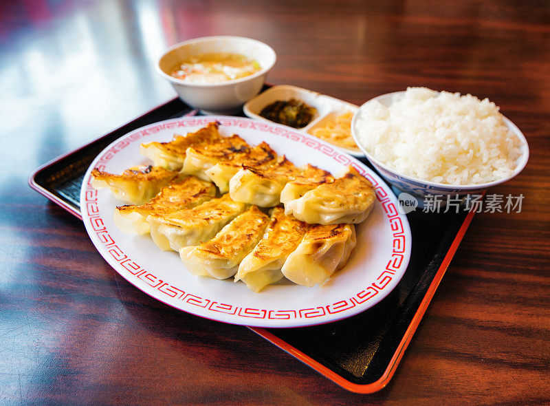 日式煎饺饭配汤圆、米饭和豆芽桌版