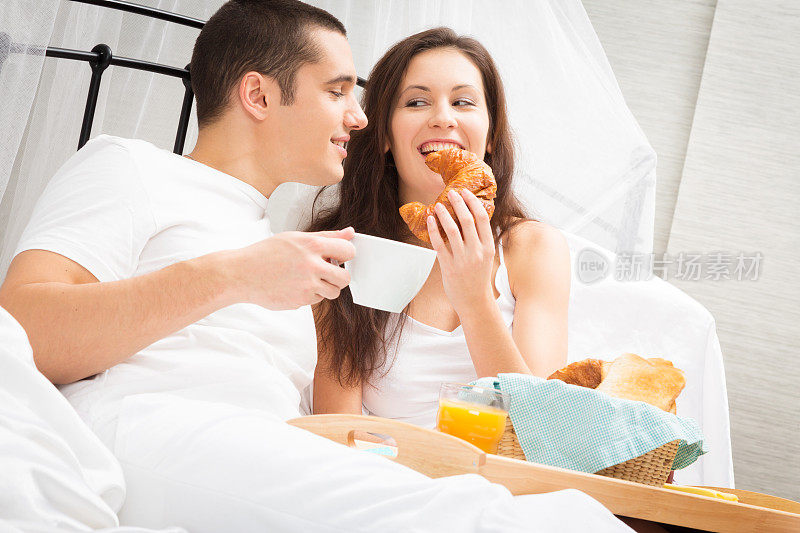 一对夫妇在床上吃早餐