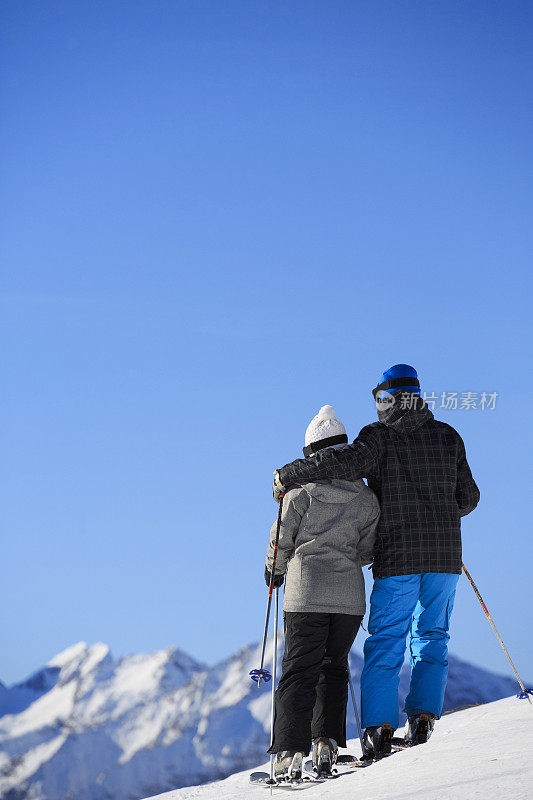 冬季运动夫妇少年男孩和女孩滑雪者享受