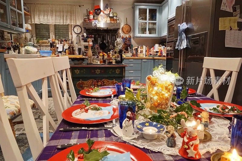 德国巴伐利亚一个乡村厨房里装饰精美的圣诞餐桌。