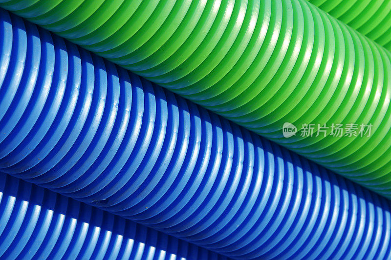 蓝色和绿色纹理的塑料管