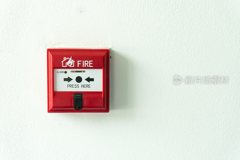 水泥墙上的按钮开关火灾报警箱，用于报警和安全系统。副本的空间背景