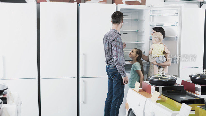 家庭选择新的冰箱在商店