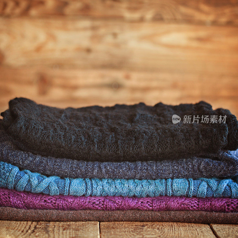 堆叠编织彩色温暖的羊毛衣服