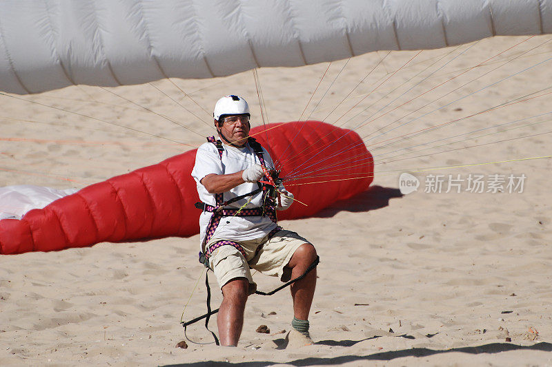 滑翔伞飞行员在沙丘上进行地面操作