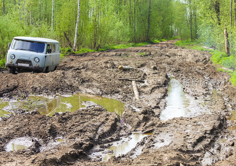 汽车被困在泥泞的森林道路上