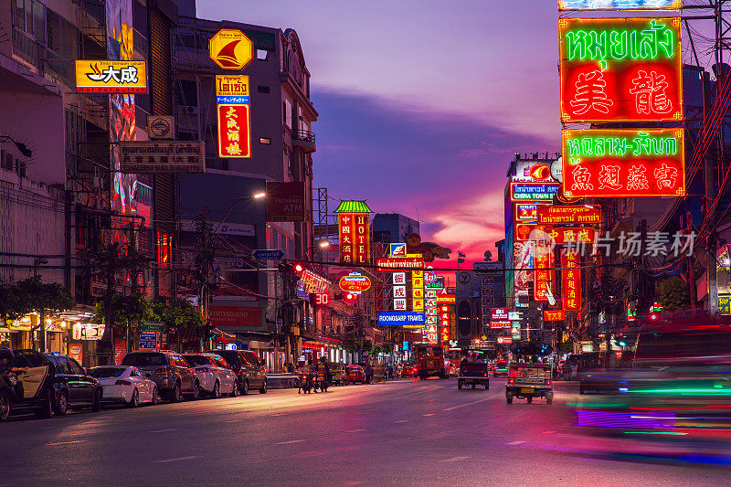 2017年5月1日，通讯背景从早到晚，交通繁忙的唐人街耀华路，大市场是购物和美食街。这是泰国曼谷夜间的地标之一。