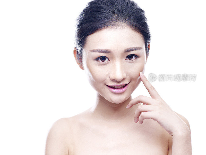 年轻的亚洲女人显示柔软的皮肤
