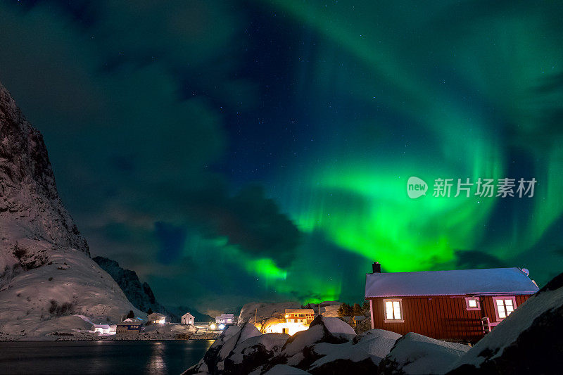挪威房屋上空的北极光