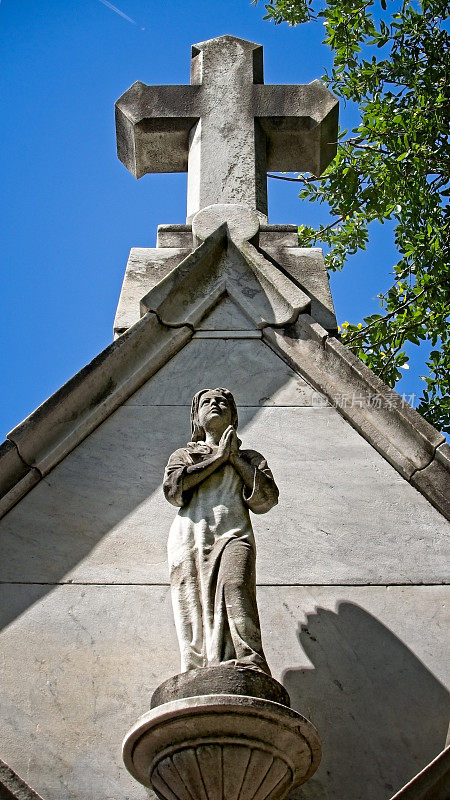 十字架和墓上的女人雕像