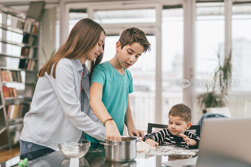 孩子做糕点