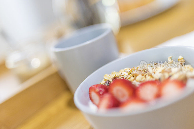 健康碗的早餐麦片配草莓