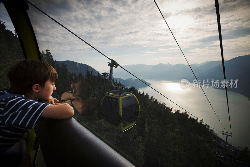 小男孩在贡多拉上看风景。