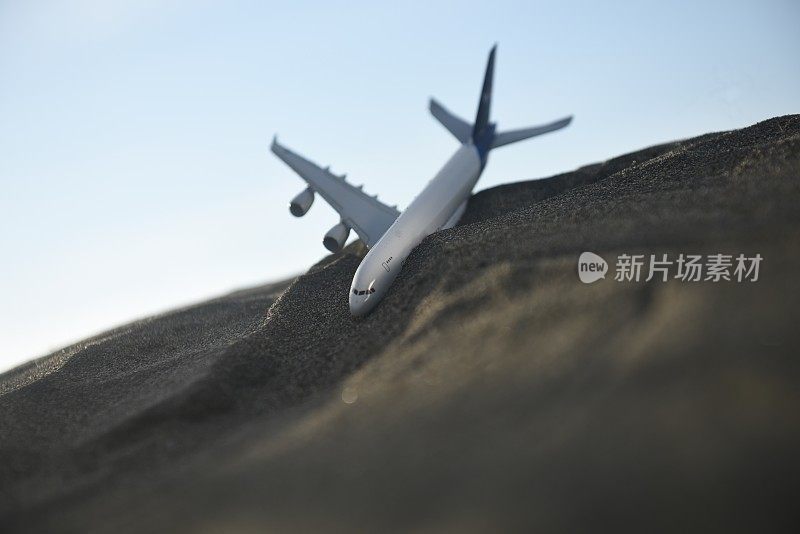 飞机在沙漠紧急降落
