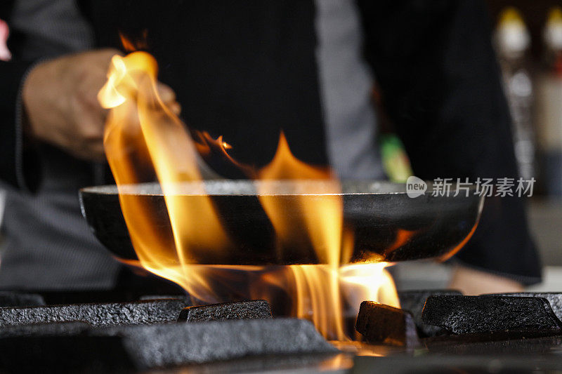 专业厨师烹饪火焰风格。